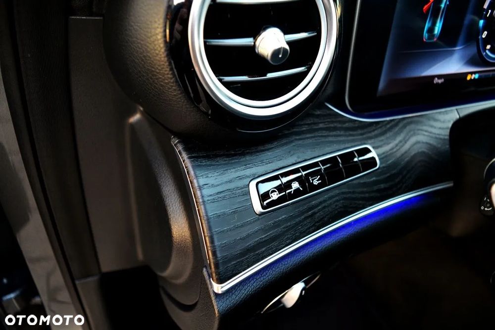 Mercedes-Benz Klasa E 250 9G-TRONIC AMG Line - 35