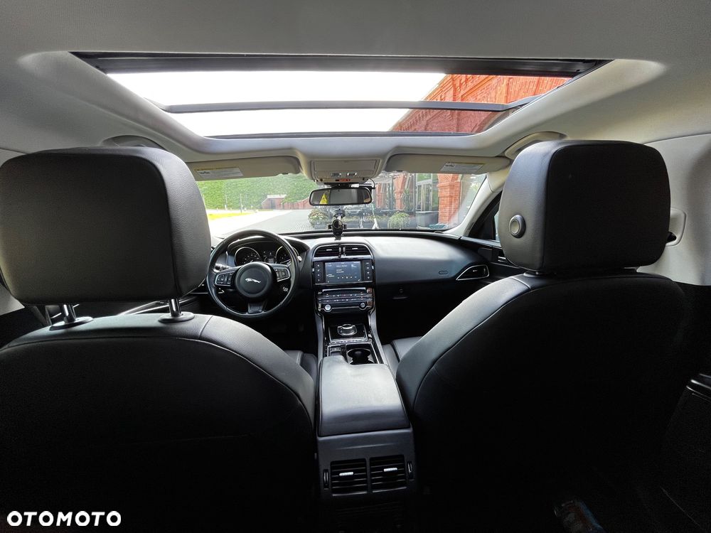Jaguar XE 25t Prestige - 31