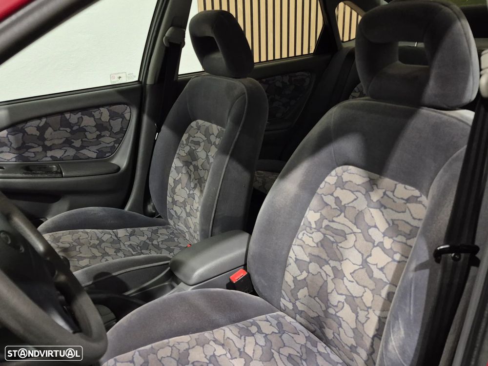 Toyota Avensis Liftback 1.6 Terra JE - 16