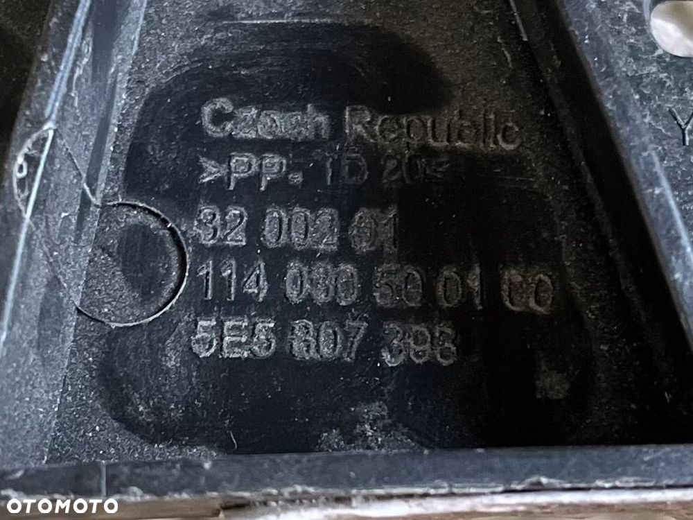 ŚLIZG LEWY TYŁ SKODA OCTAVIA III 12-16 5E5807393 - 3
