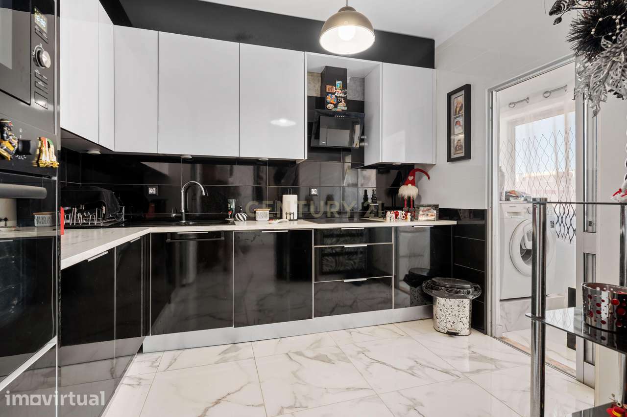 Apartamento Duplex de 7 assoalhadas no Barreiro - Grande imagem: 2/31