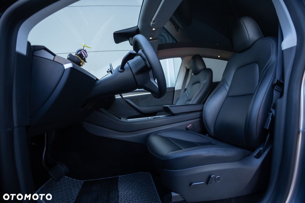 Tesla Y Long Range AWD - 29
