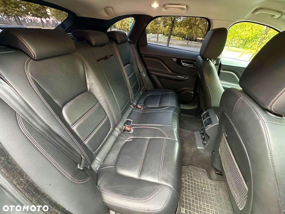 Jaguar F-Pace 2.0 i4D AWD Prestige - 29