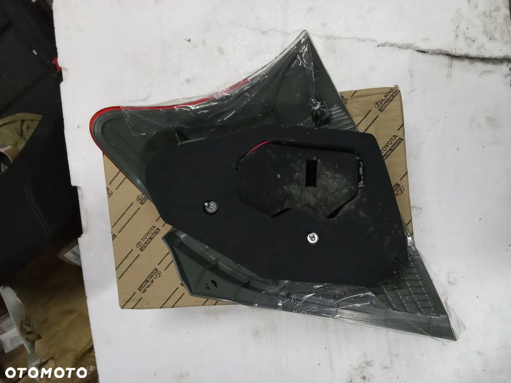 Toyota Yaris 2009 rok lampa tył 81561-0D251 - 3