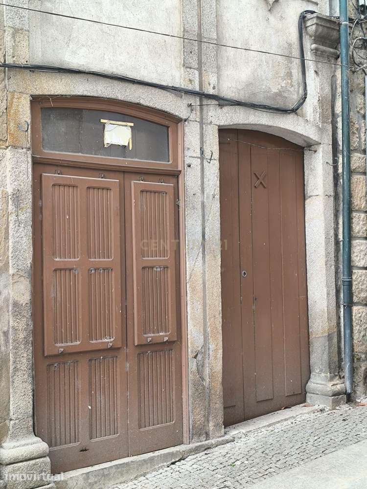 Prédio de 4 pisos, com varandas, no centro histórico da cidade de Chav - Grande imagem: 3/27