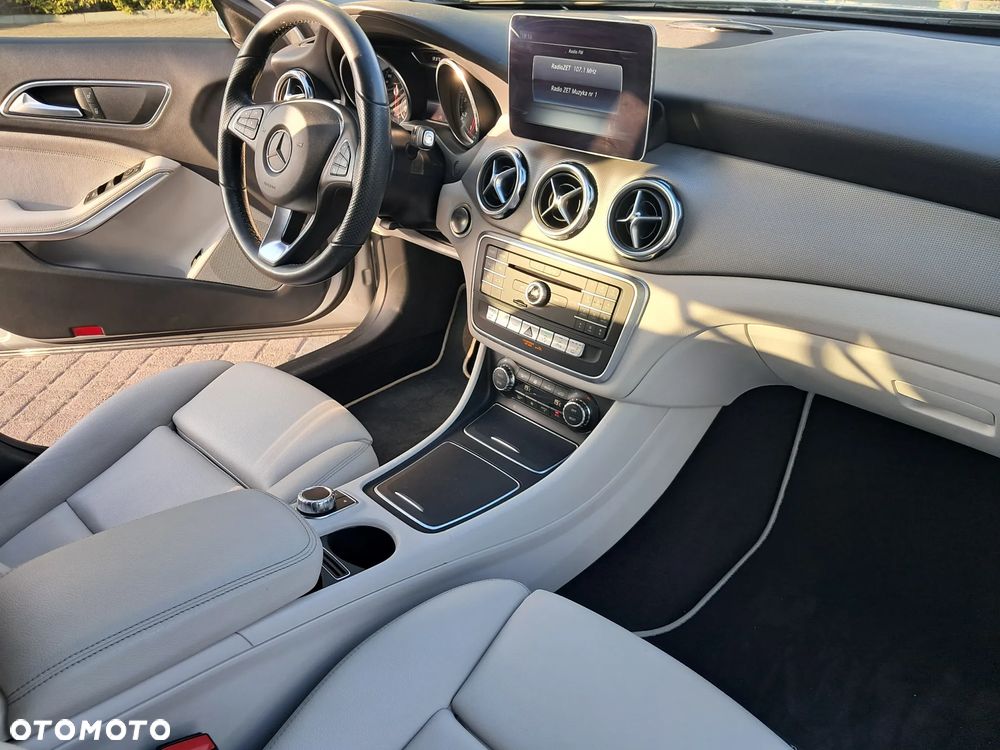 Mercedes-Benz GLA 180 7G-DCT - 24