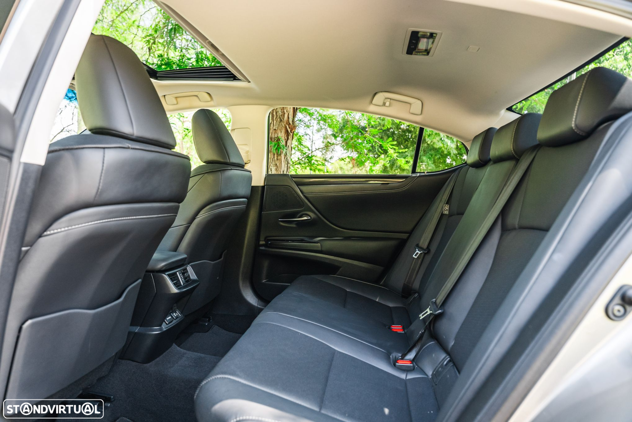 Lexus es-300h Special Edition - 11