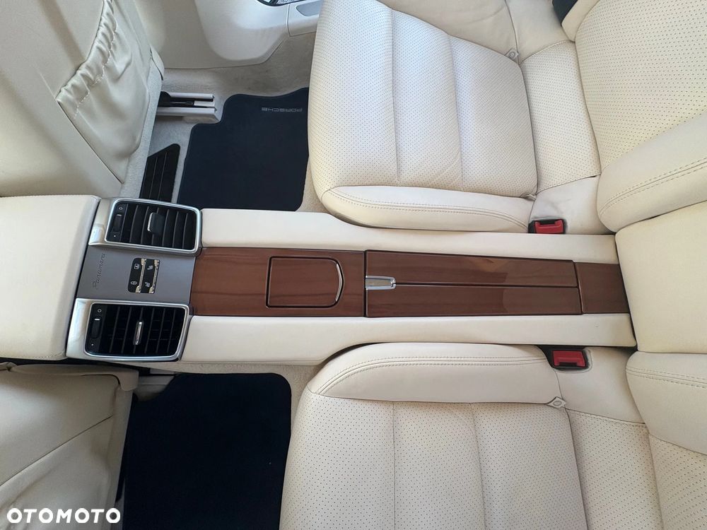 Porsche Panamera Turbo PDK - 19