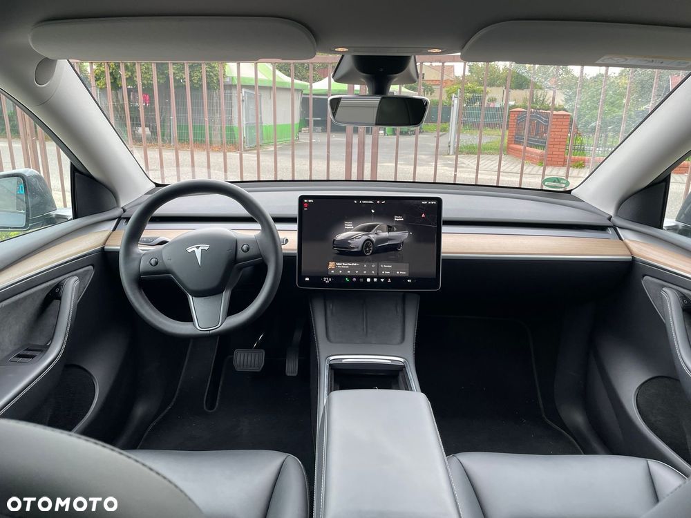 Tesla Y Long Range AWD - 11
