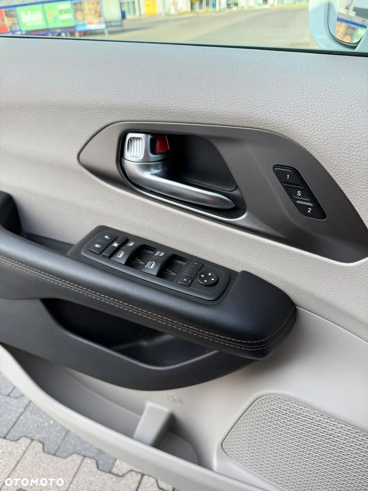 Chrysler Pacifica - 36