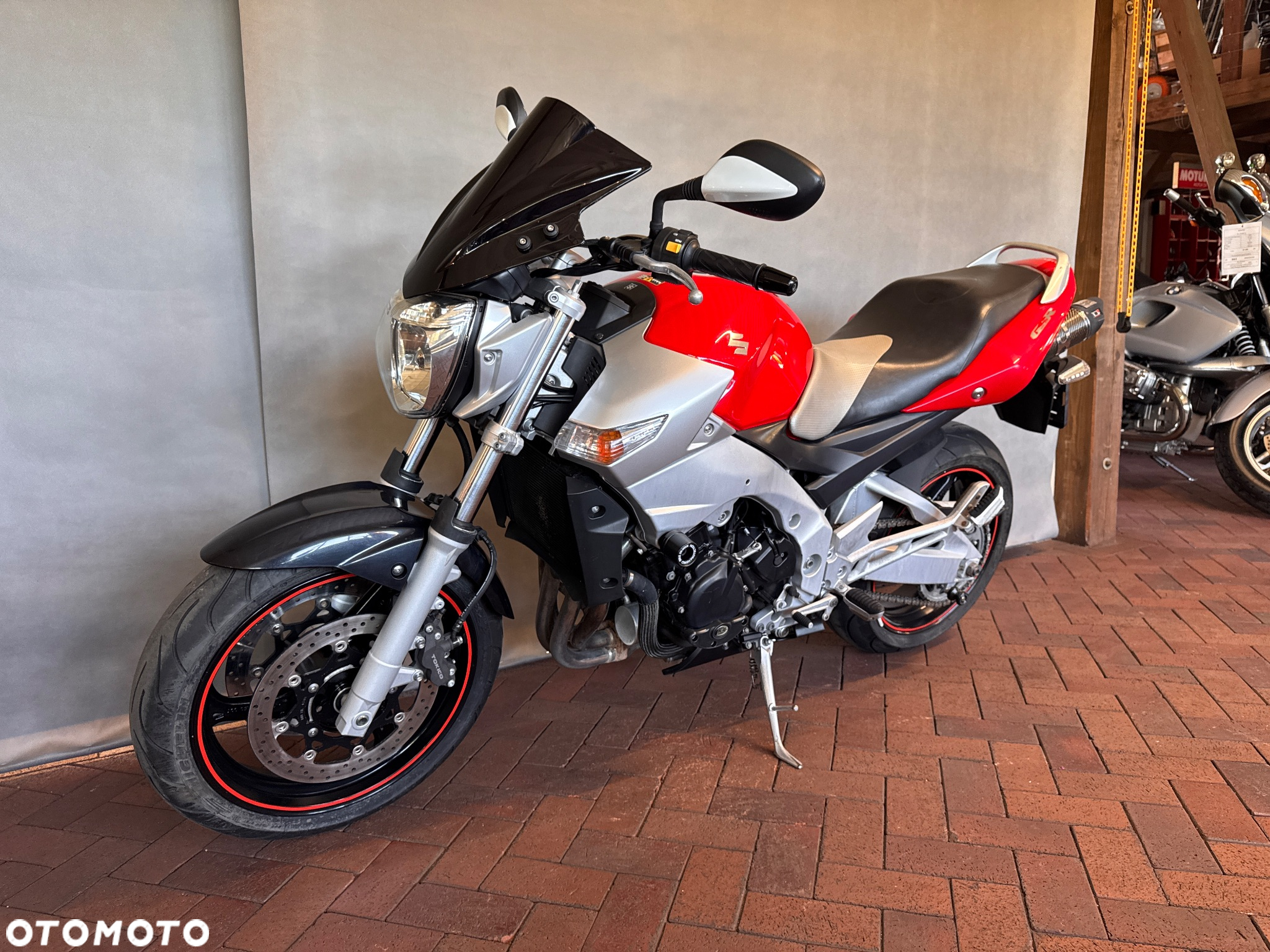 Suzuki GSR - 6