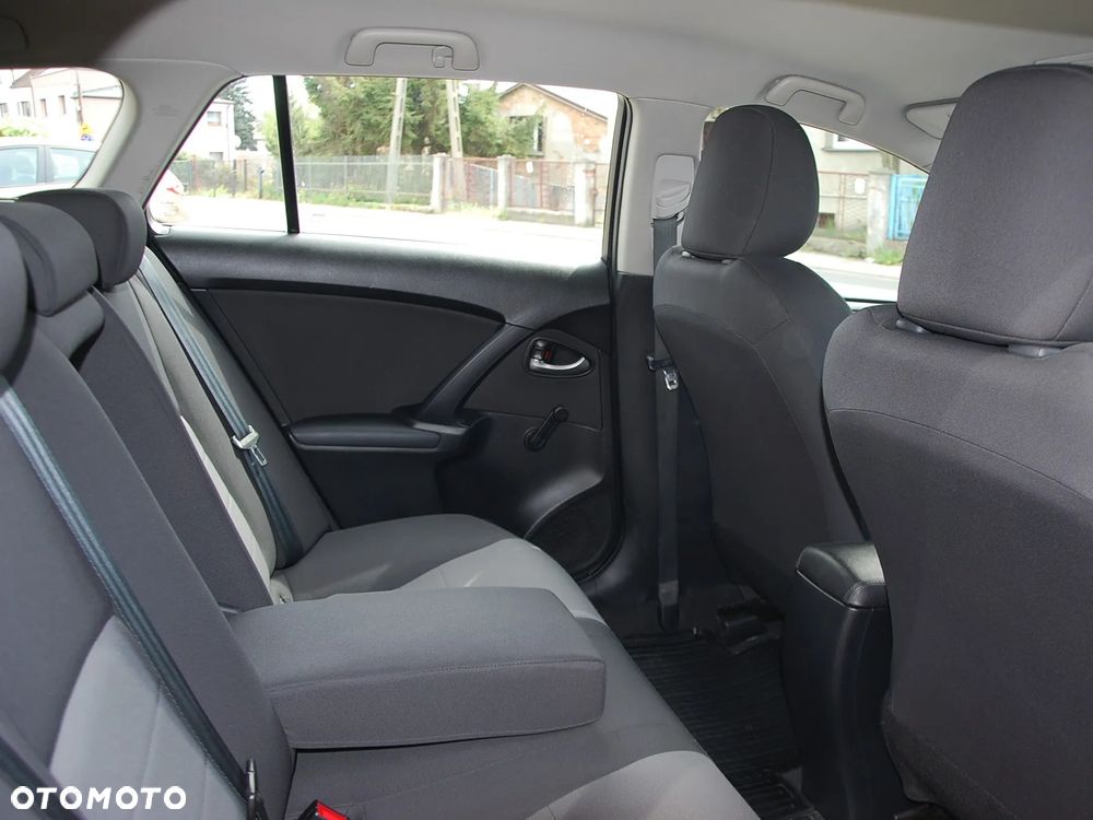 Toyota Avensis 1.8 Active - 16