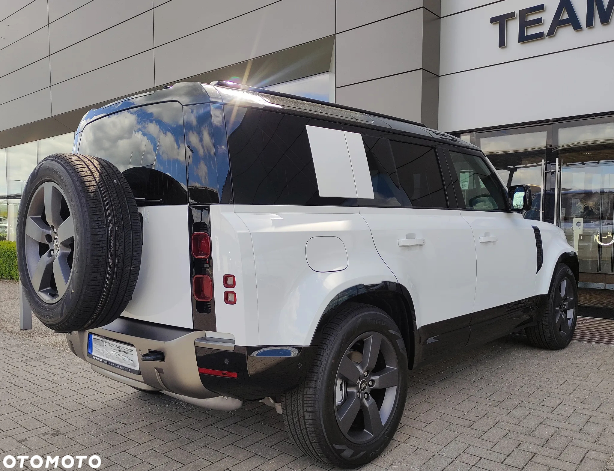Land Rover Defender - 11