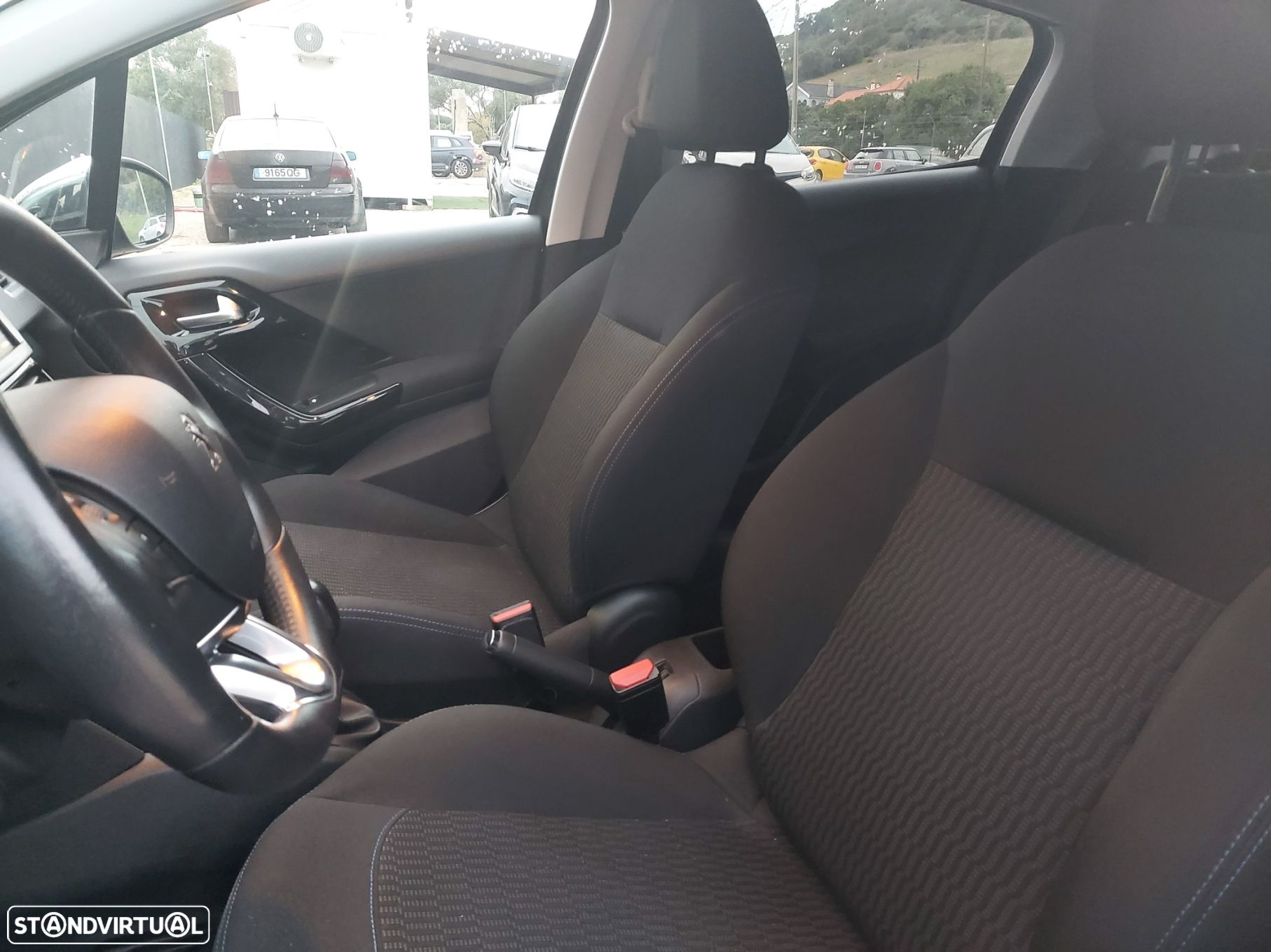 Peugeot 208 - 10