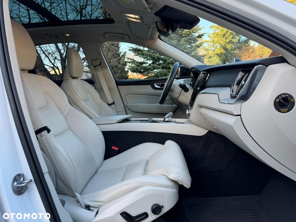 Volvo XC 60 B5 D AWD Ultimate Dark - 9