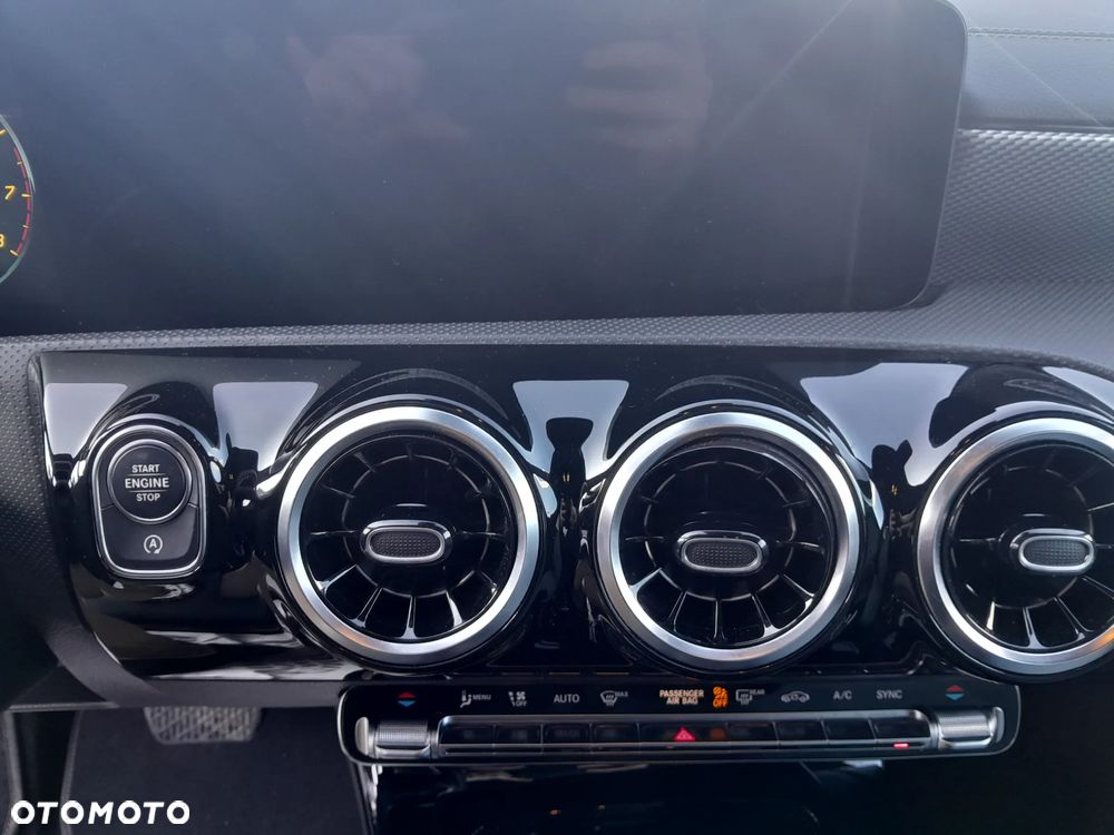 Mercedes-Benz CLA 180 Progressive 7G-DCT - 11