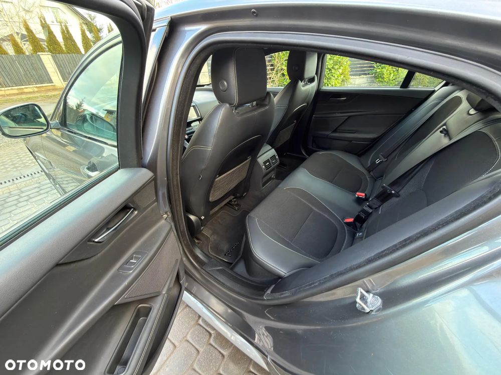 Jaguar XE 2.0 T R-Sport - 8