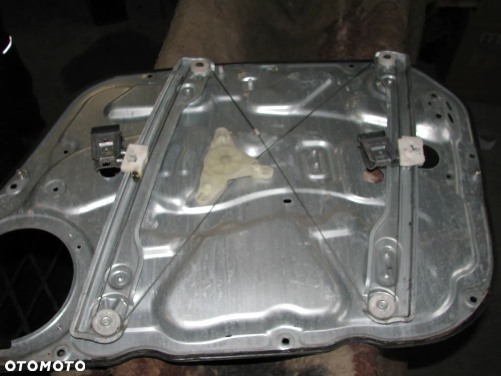 PODNOŚNIK PRZÓD LEWY HYUNDAI I30 I 82450-2R000 KOMBI - 3