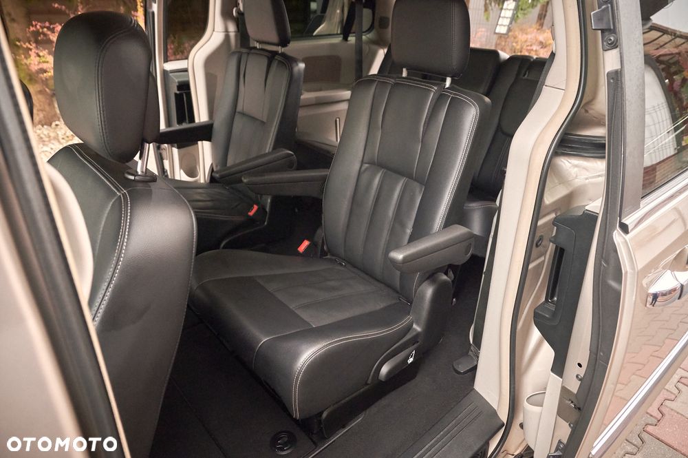 Chrysler Town & Country 3.6 Limited - 29