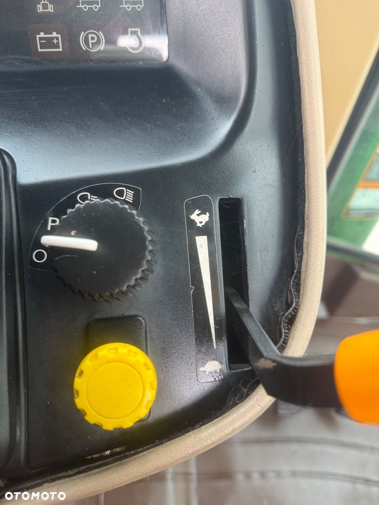 John Deere 4700 - 14