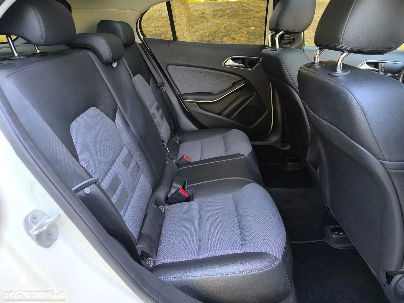 Mercedes-Benz GLA 180 7G-DCT UrbanStyle Edition - 16