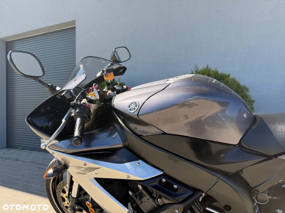 Yamaha R1 - 19