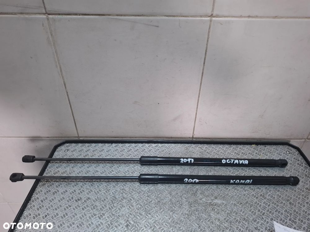 Siłowniki klapy tył komplet Skoda Octavia III kombi Rok 2017 nr 5E9827550C - 1