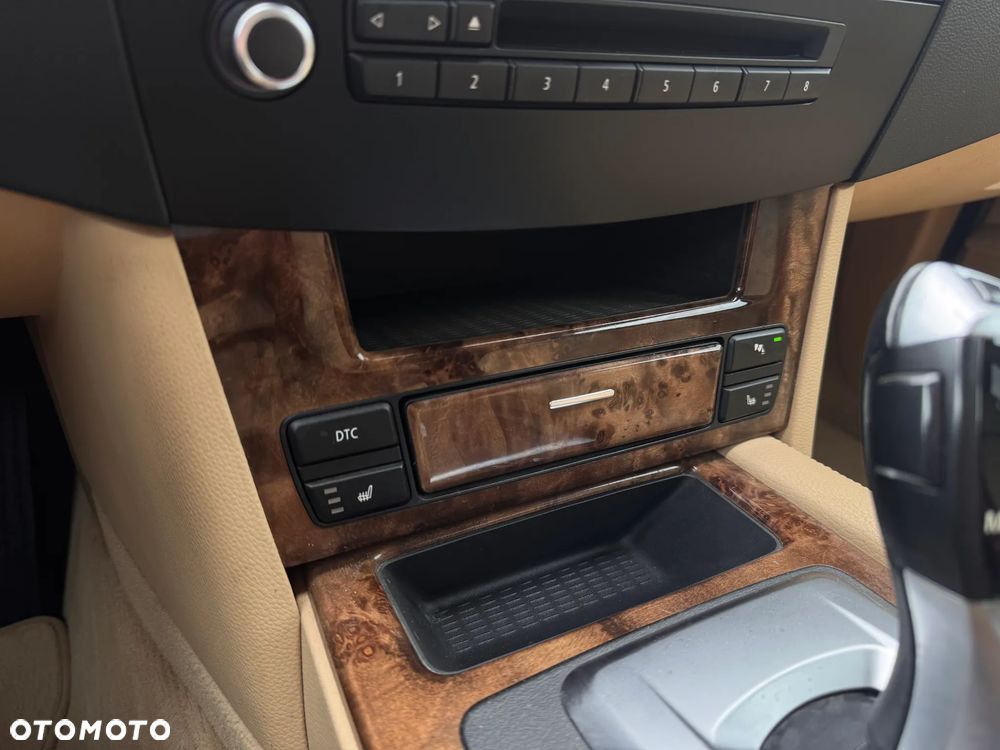 BMW Seria 5 525xi - 29