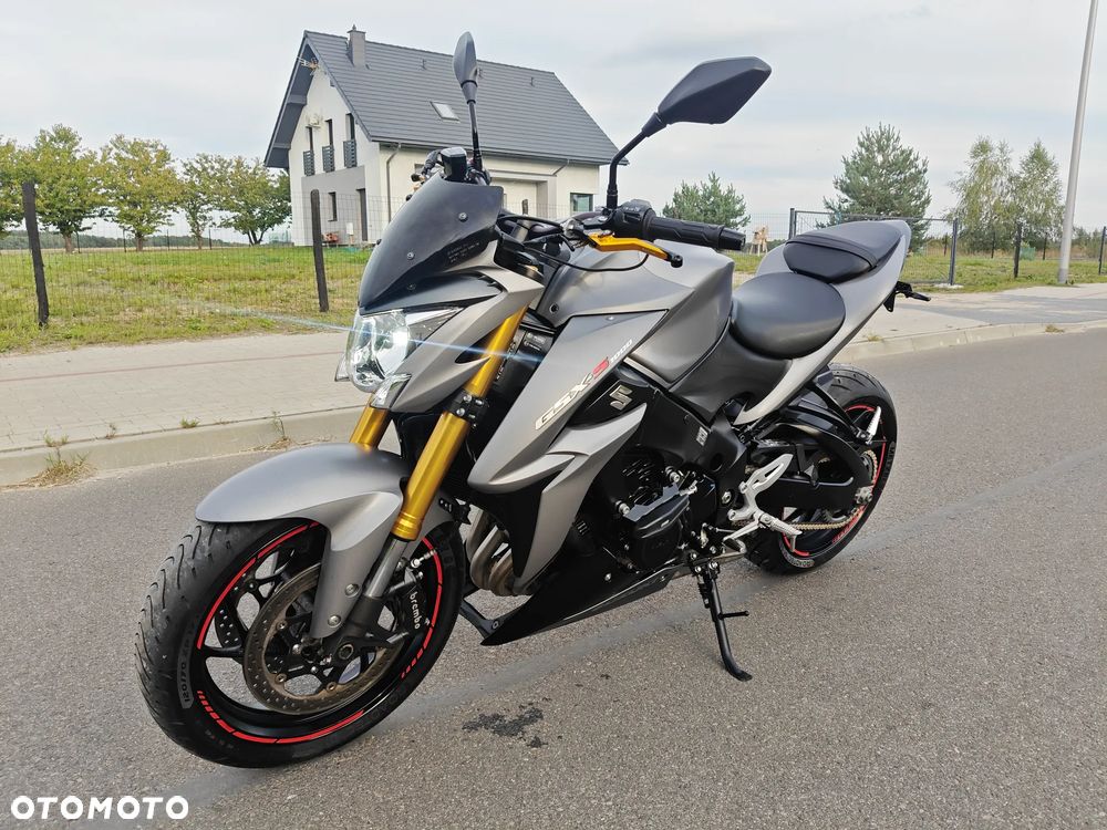 Suzuki GSX - 2