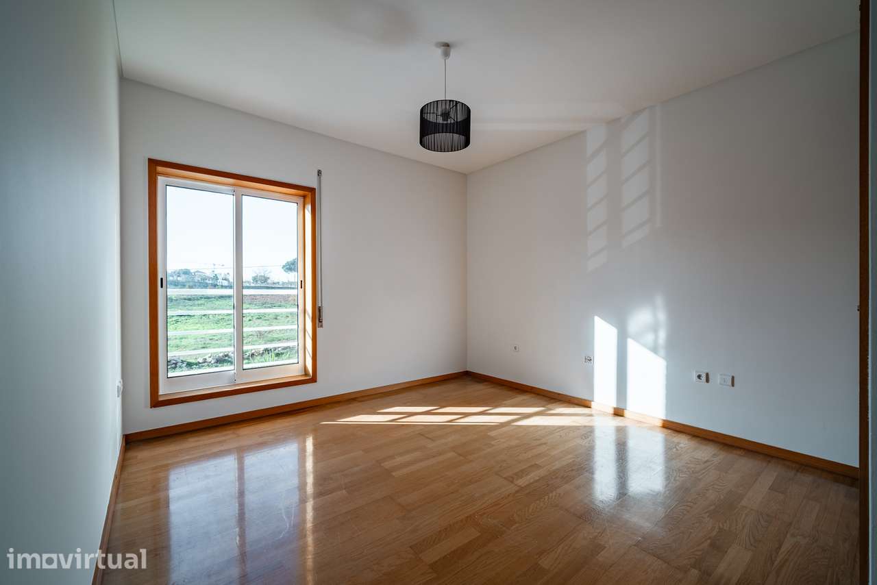 Apartamento T3 c/ garagem, inserido em condomínio c/ piscina - Grande imagem: 4/34
