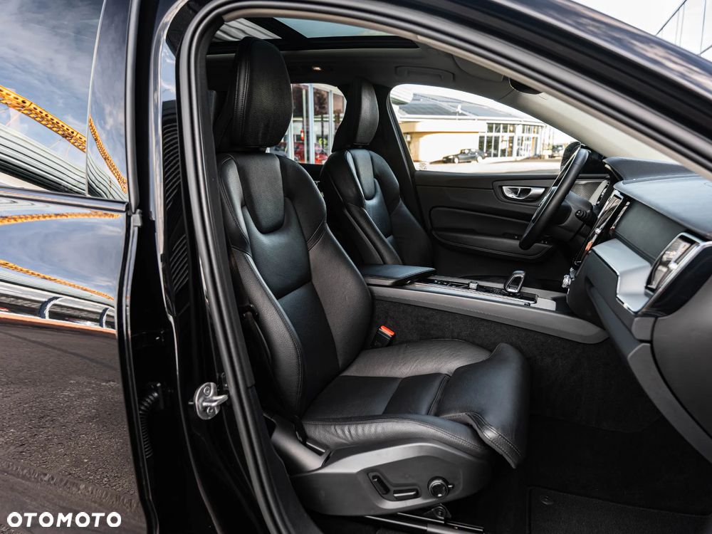 Volvo XC 60 B4 D Plus Dark - 25
