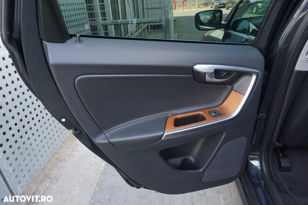 Volvo XC 60 D5 AWD Geartronic Summum - 16