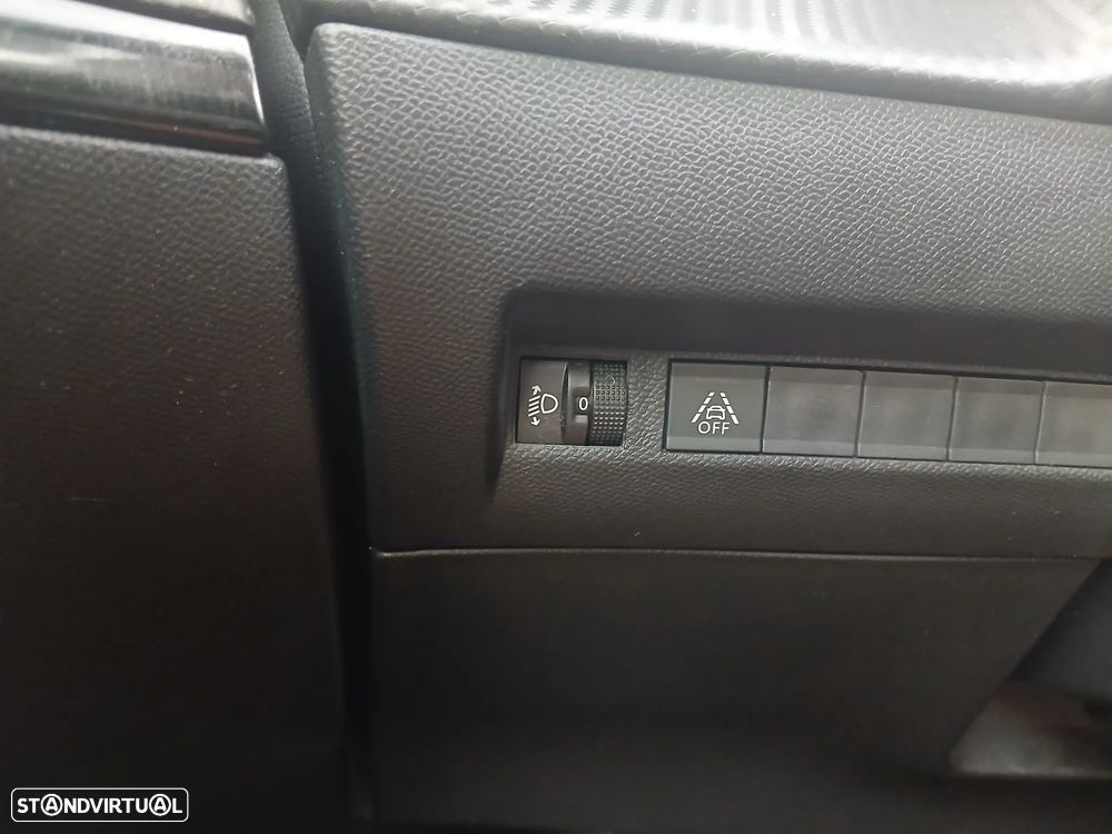 Peugeot 2008 1.2 PureTech Allure - 32