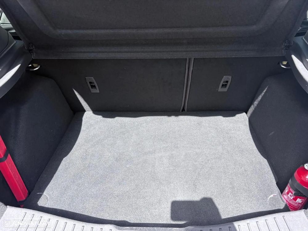 Ford Focus 2.0 EcoBoost ST c/ Pack Pele Desportiva - 28