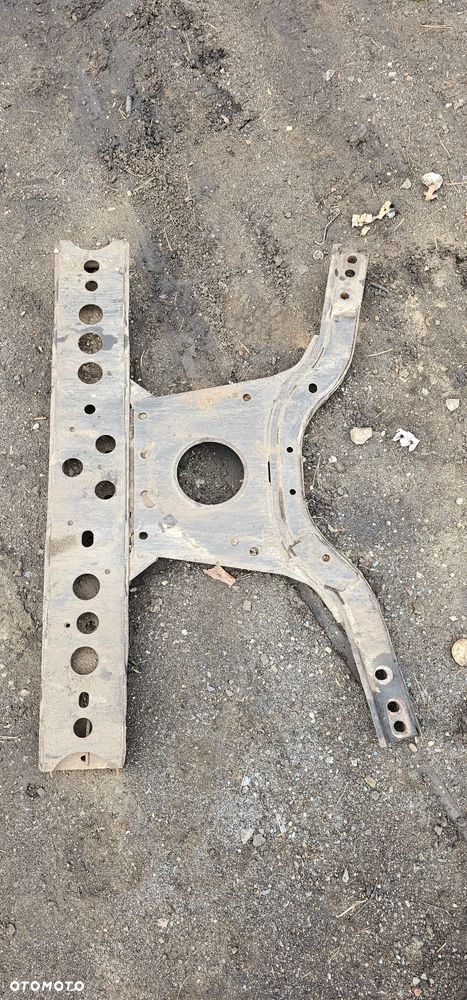 Podpora belka wzmocnienie dolne Nissan Navara D23 16r.