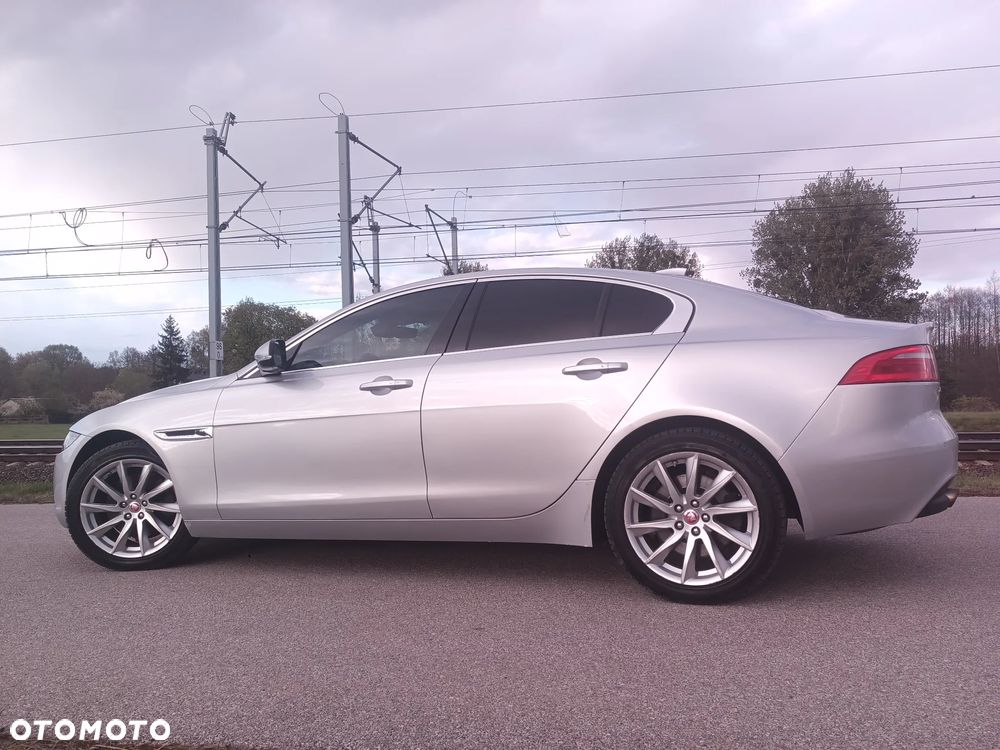 Jaguar XE 2.0 P300 AWD SE - 4