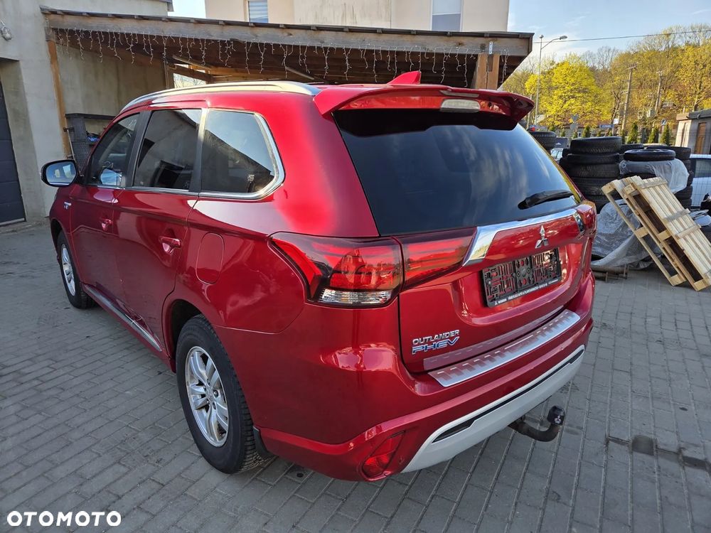 Mitsubishi Outlander - 2