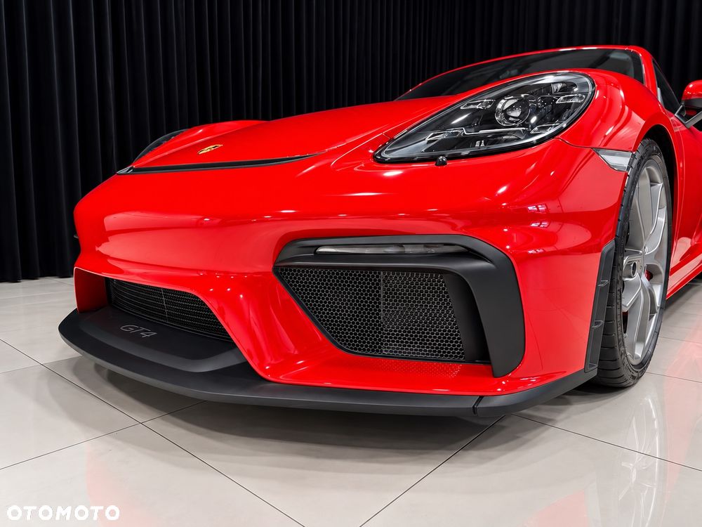 Porsche 718 Cayman GPF GT4 PDK - 4