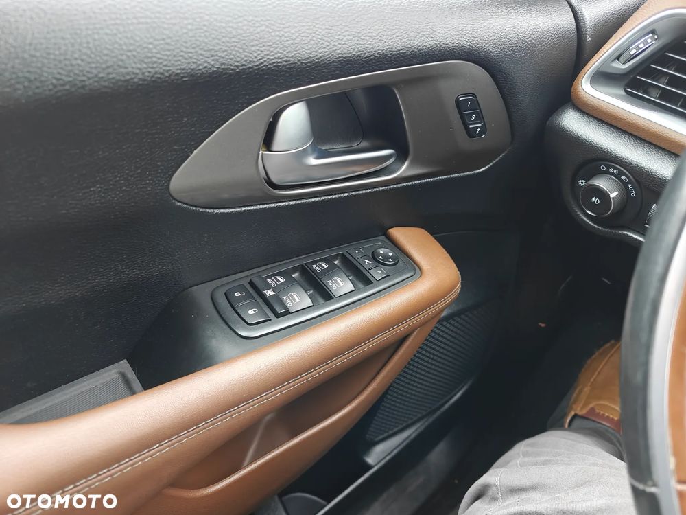 Chrysler Pacifica - 10