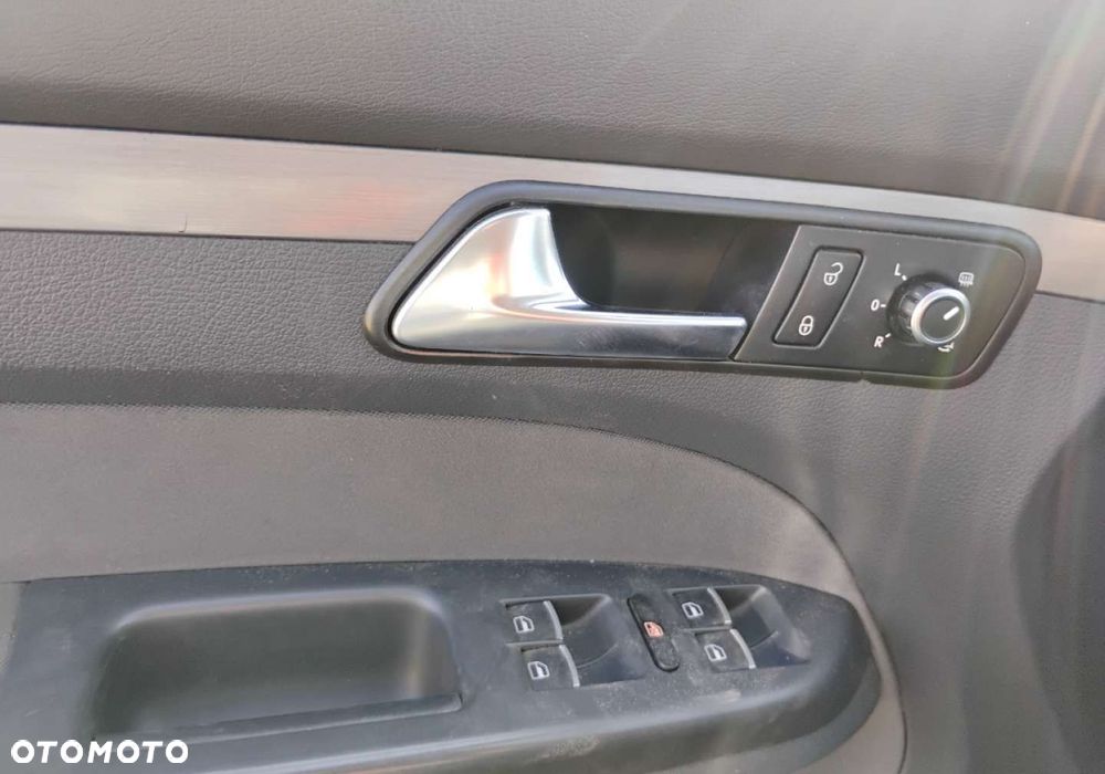 Volkswagen Touran - 12