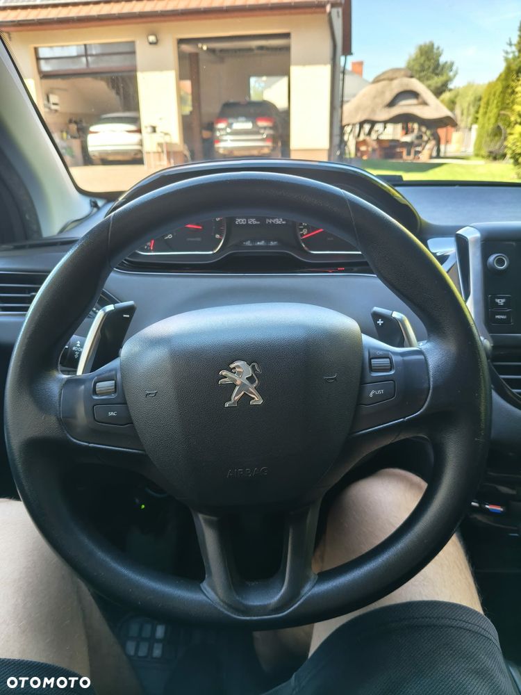 Peugeot 208 - 8