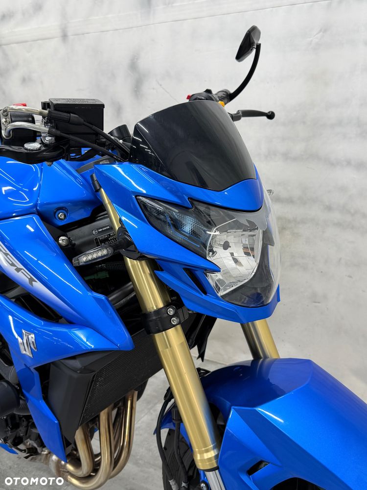 Suzuki GSR - 15
