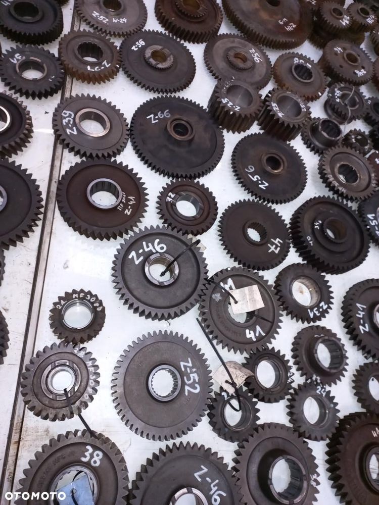 Skrzynia Biegów MASSEY FERGUSON koło zębate,wałek,przesówka ,synchronizator,pierścień synchronizatora,1,2,3,4,bieg rewers,żółw zając, a-b,3050,3060,3065,3070,3080,3090,3125,3115,3645,3625,6160,8140,wom,z47,43,66,46,39,41,51,31,21,28,27,30,34,26,40,47,38,50,33,24,25,28.56,84,52,32,49 KOSZ NAPĘDU - 12