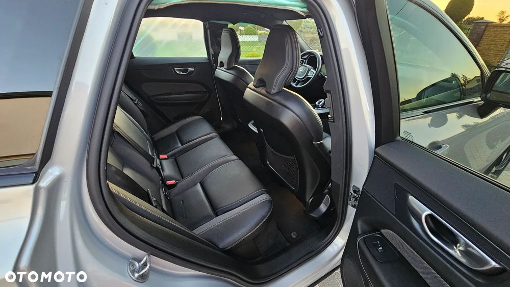 Volvo XC 60 B4 D AWD Plus Dark - 14