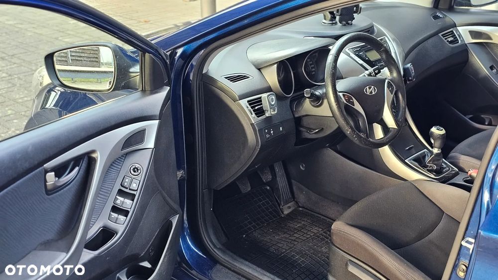Hyundai Elantra - 12