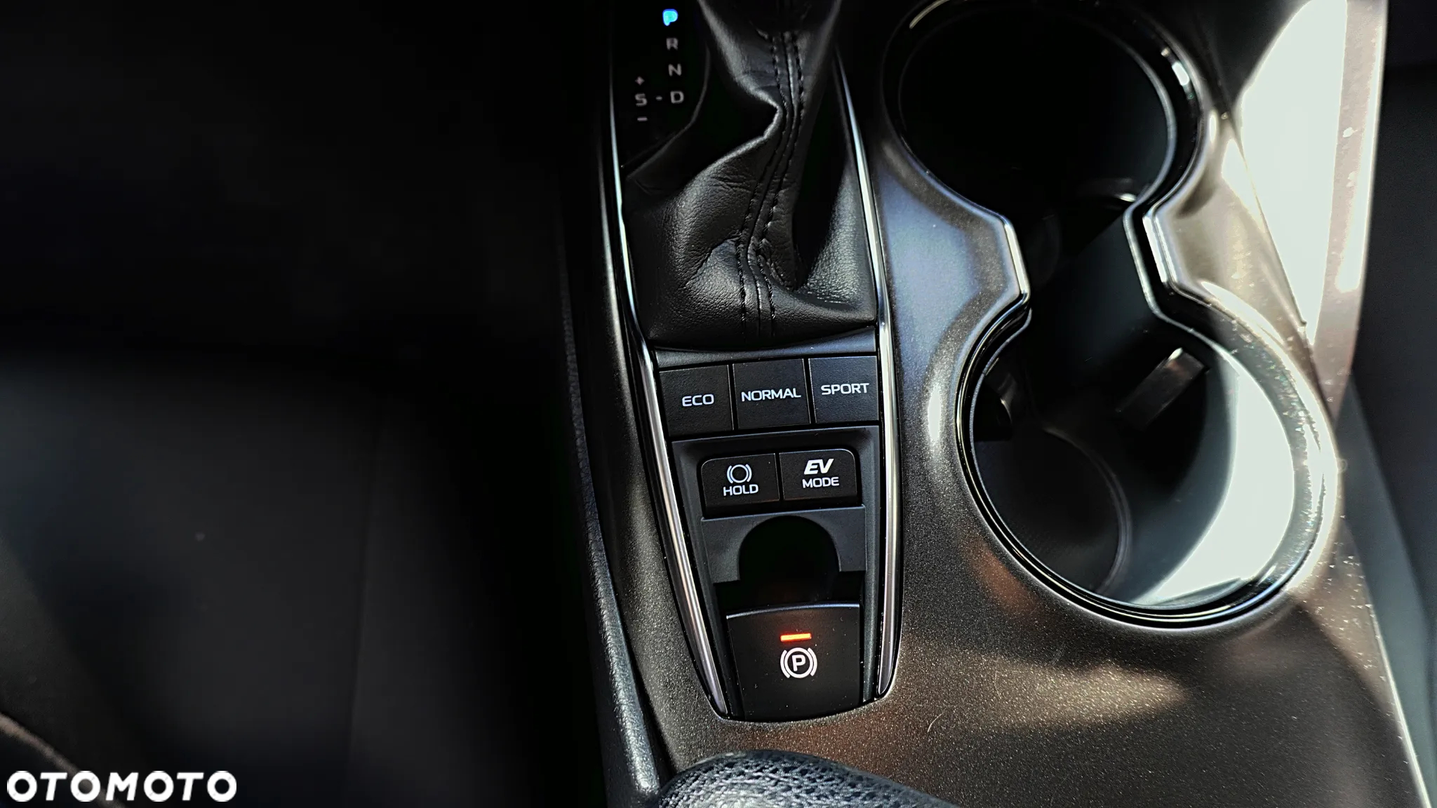 Toyota Camry 2.5 Hybrid Comfort CVT - 26