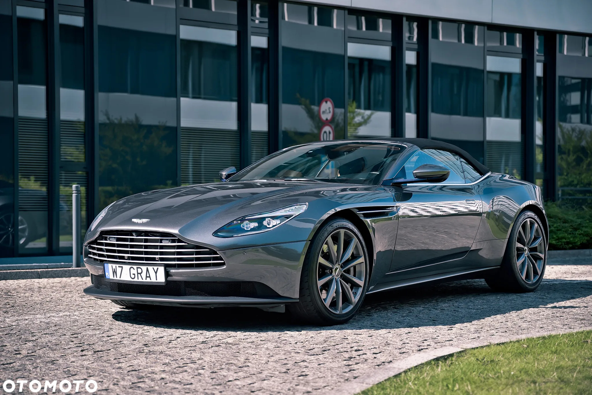 Aston Martin DB11 V8 Volante - 8