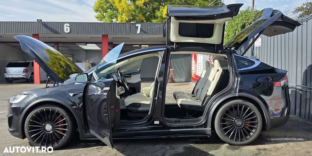 Tesla Model X - 7