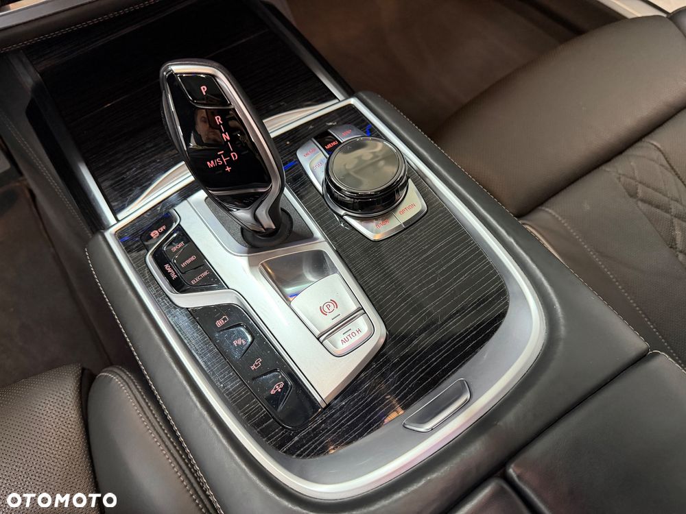 BMW Seria 7 745e sport - 26
