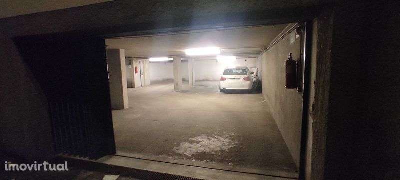 Vende-se lugar de garagem (Lugar S) em cave de edifício. - Grande imagem: 3/4